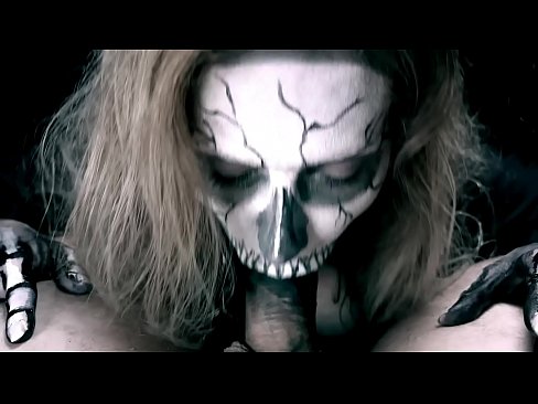❤️ Demon djevojka siše kurac svojim crnim ustima i guta spermu. Porno na hr.pornpk.ru ❌️❤